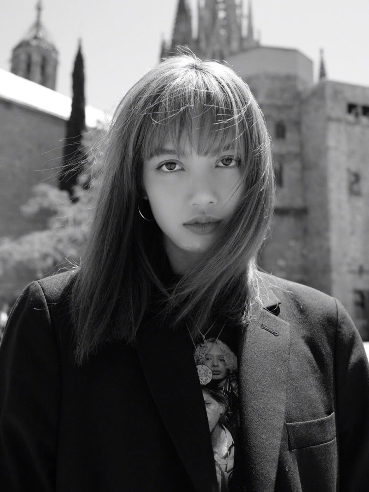 国外被抓拍的lisa,一条阿迪达斯廉价裤,穿出众人羡慕好身材