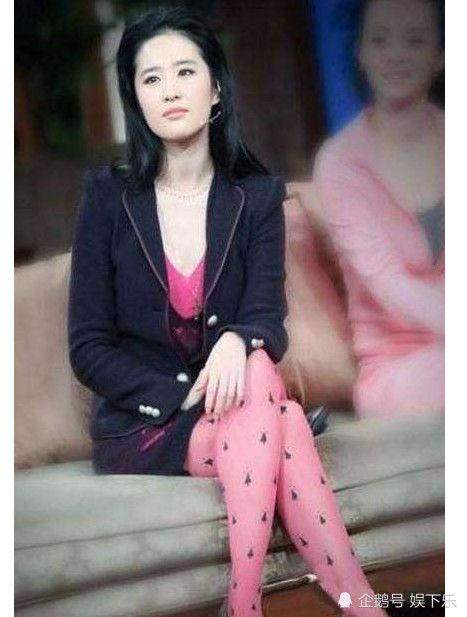 迪丽热巴穿白丝袜,关晓彤穿白丝袜,谁是扮嫩