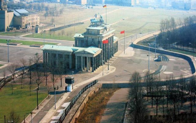 东德境内的西柏林,在冷战时是如何维持生活和发展经济的?