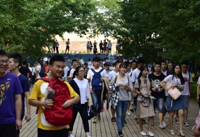 高考数学省份难排名_我国高考“最难”的两个省份,题目难,录取率低,学生