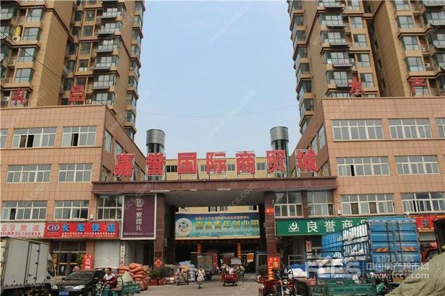 数以千计市民参加追悼会今天,多网友得知滕州第一富豪张宗会的父钦排