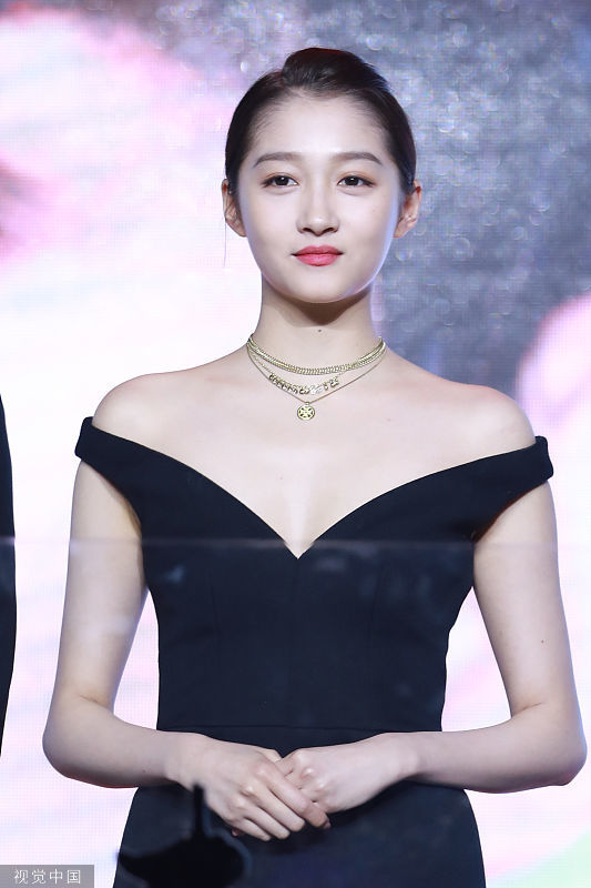 关晓彤:一字肩小黑裙,金属色高跟鞋典雅端庄