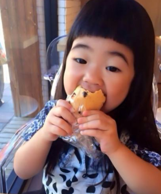 "整容式长开",曹格女儿曹华恩近照曝光,丑小鸭变美天鹅!