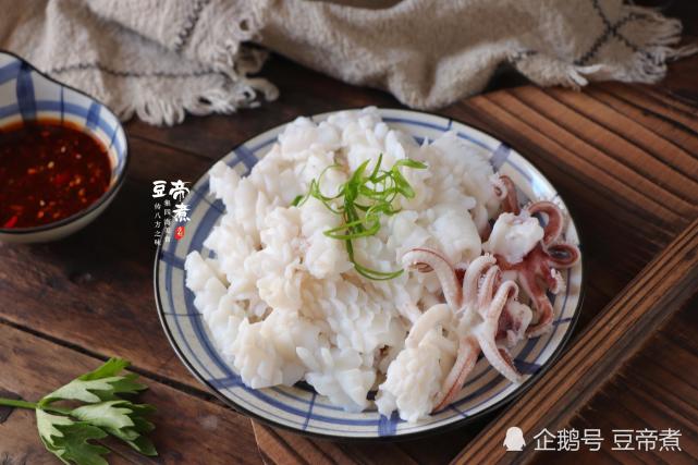 鱿鱼不要再炒了,简单水灼一下就很好吃