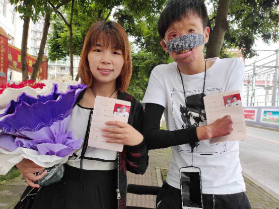 患难与共,同甘共苦,成为终生的伴侣"5月30日,在忠县民政局内,唐辉