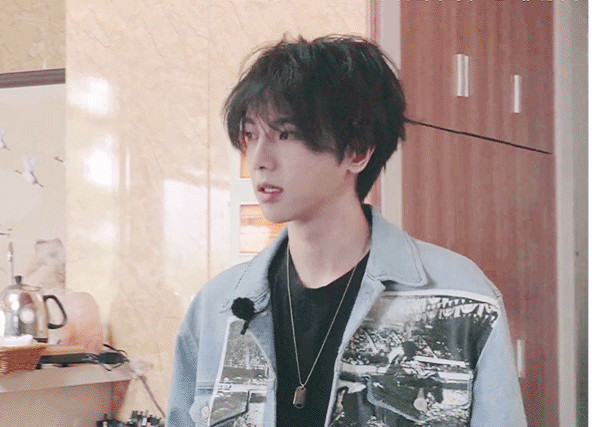 华晨宇为演唱会瘦身成功,近照曝光后,网友:漫画