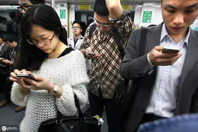 大人们玩手机,大家都觉得习以为常,但是越来越小的孩子沉迷手机,却让