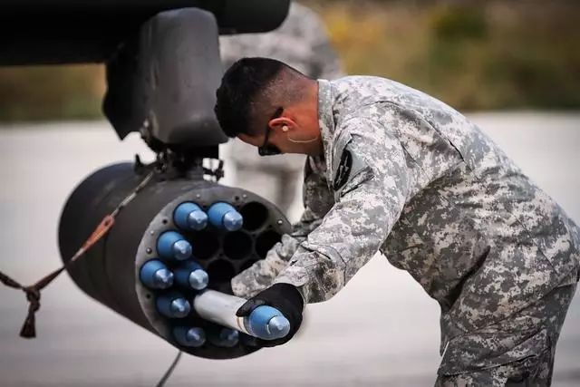 美国武装直升机装弹靠人工?