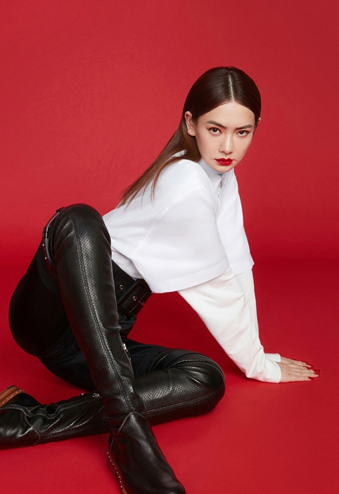 我怀疑戚薇106斤是假的,看她站直后的"电池腿",最多80斤