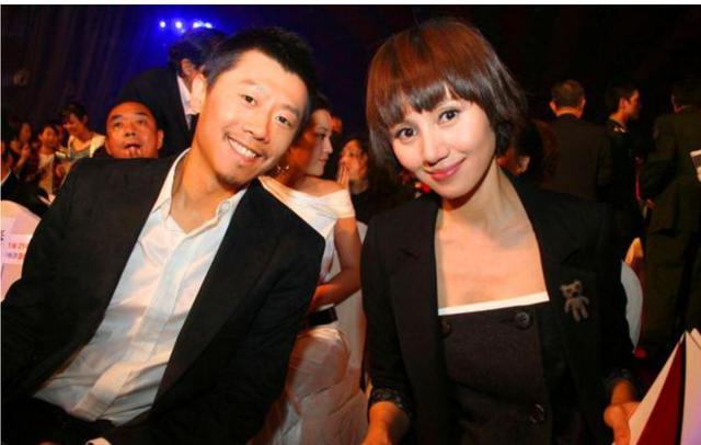 袁泉|袁泉由仨壮男陪伴到医院看病，夏天穿厚外套显瘦弱，病恹恹很憔悴