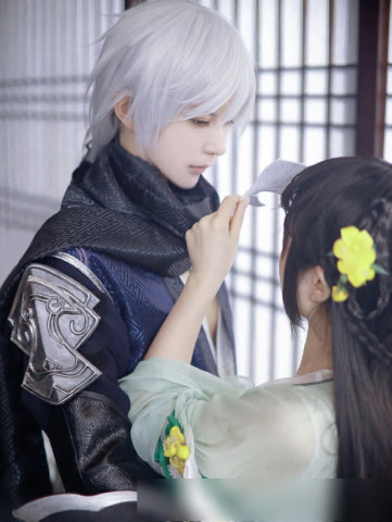 熊祁cos装下露出"女生本性",喝水状态引争议,怎么这个亚子