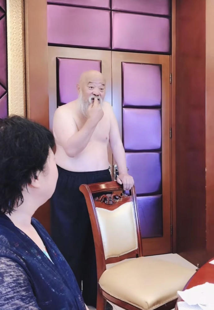 著名男星在一桌女性面前光膀子遭热议,被批毫无形象