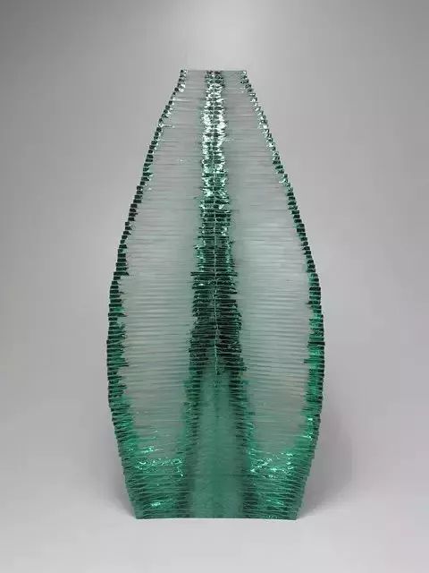 日本艺术家niyokoikuta片状玻璃螺旋几何雕塑欣赏