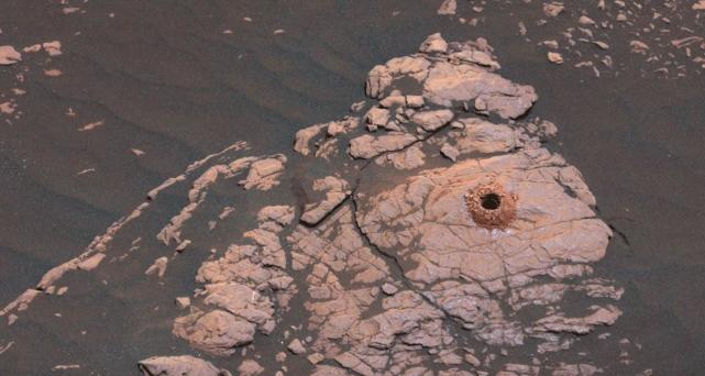 好奇号在火星上打了两个孔 取样分析后 得到重要发现 火星 好奇号 夏普山 陨石坑 Nasa 盖尔