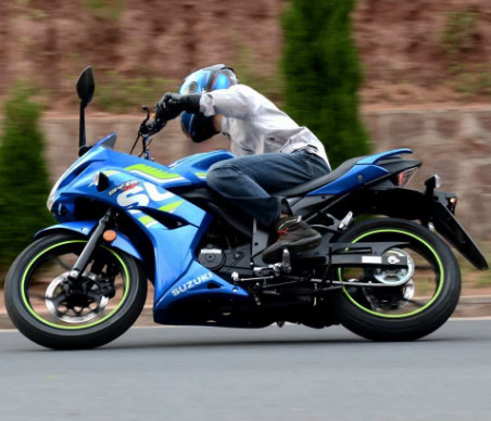 铃木旗下这款仿赛车型,售价一万多圆你机车梦,骑行赚足面子