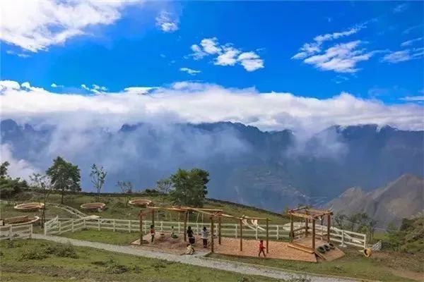 图片来源于网络浮云牧场位于四川阿坝州理县通化乡西山村,距离成都150