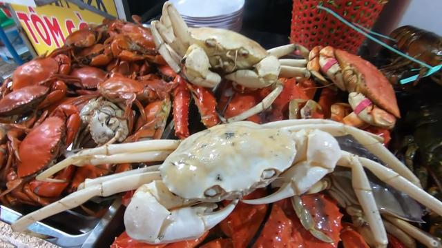 大妈卖白化螃蟹比普通螃蟹贵3倍买了只煮熟掰开傻眼了