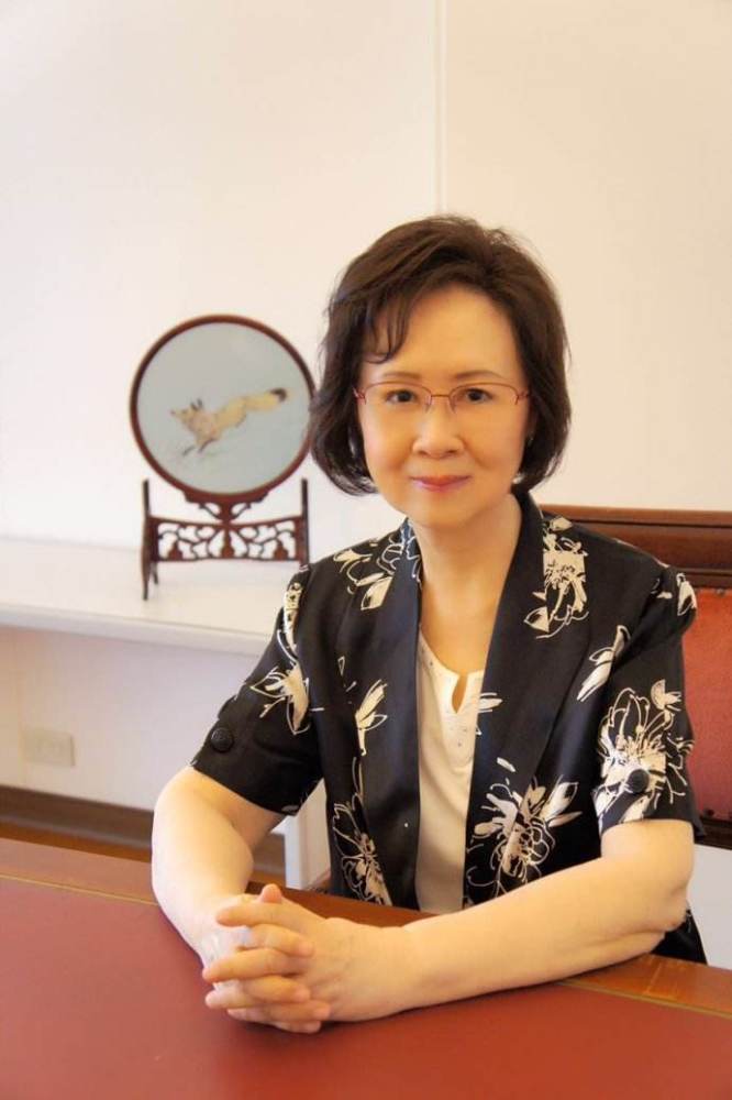 81岁琼瑶阿姨晒全家福,年近一百竟还是童颜可爱脸!