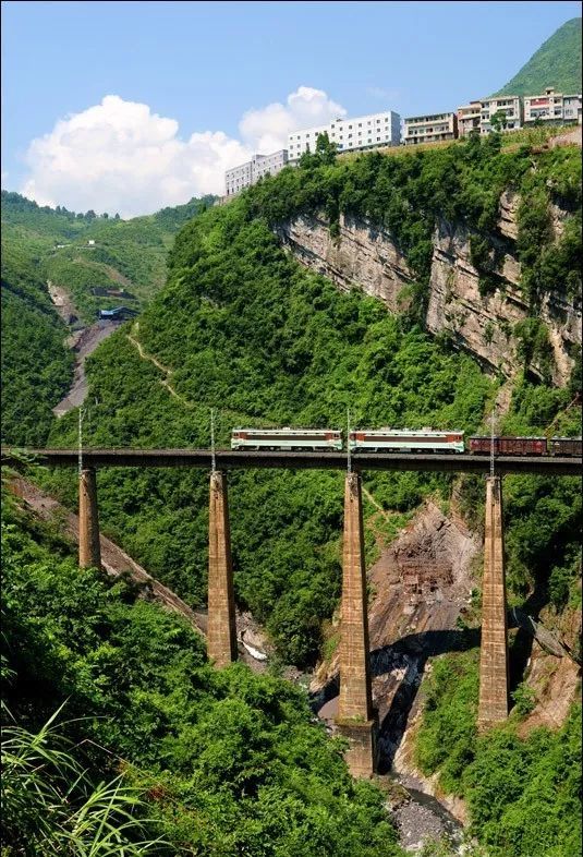 还是四川的一部分那时1965年10月,历时11年的建设,川黔铁路竣工通车