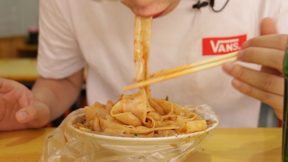 不舒服,吃面皮.天气热,吃面皮.没有钱,吃面皮.