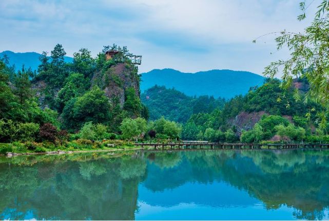 露營基地電話:0717—5351888地址:長陽縣高家堰鎮古城村龍池山生態莊