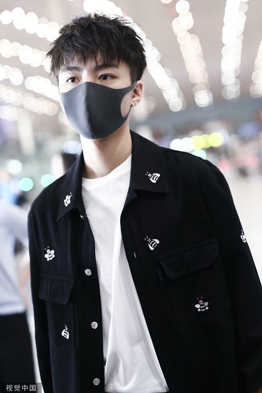 王俊凯街拍:dior蜜蜂刺绣夹克小白鞋 帅气黑白配