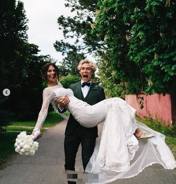 丹麦歌手晒婚纱照宣布已结婚,与娇妻甜蜜相拥满含爱意|christopher|小