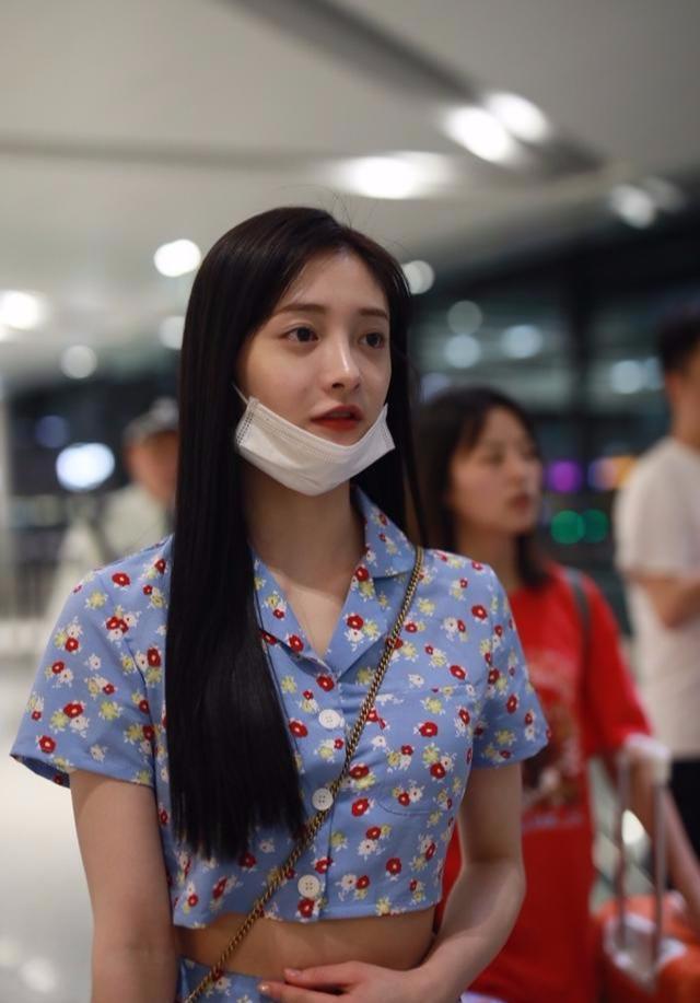 周洁琼与粉丝友好互动,穿短裙小肚子明显,被身后红衣女子抢镜