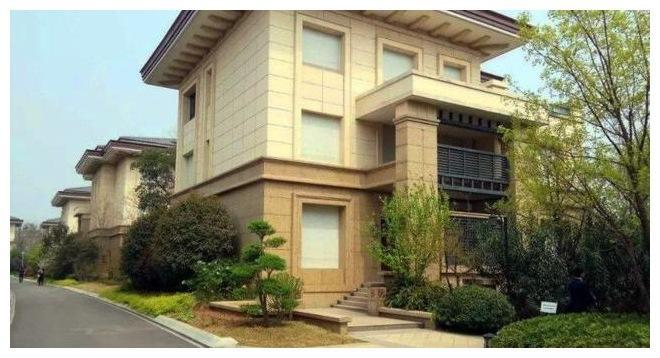 邓文迪美国的家够壕了,看到其北京四合院,网友:皇后的后花园!