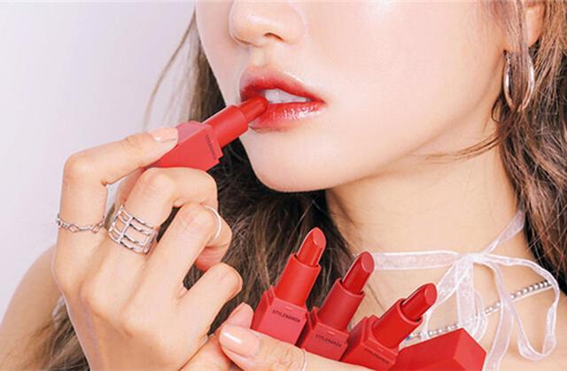 每天都涂口红的女生,嘴巴都有这两个特征