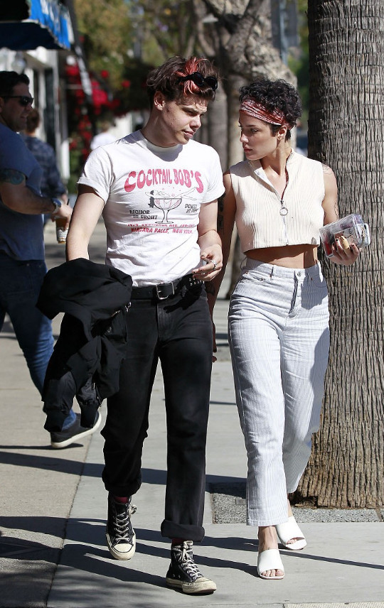 海尔希街头现身,剪短发与男友如同兄弟,清爽穿搭随性帅气