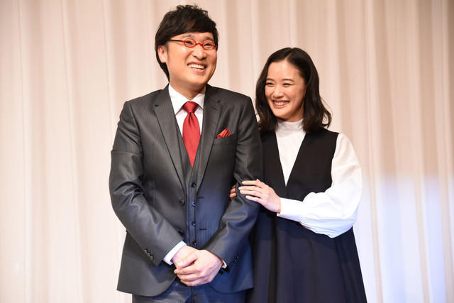 蒼井優,山裡亮太昨日召開結婚報告記者會,兩人是經朋友介紹認識