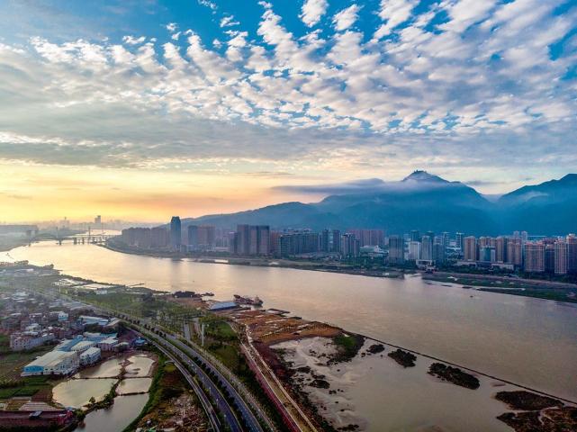 福建境内的山地丘陵较多,因而这种地形也造就了福建的母亲河闽江的