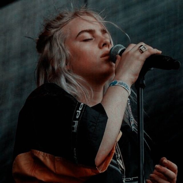 特别是2017年,好友xxxtentacion的去世,对她打击很大,她当时在ins上发