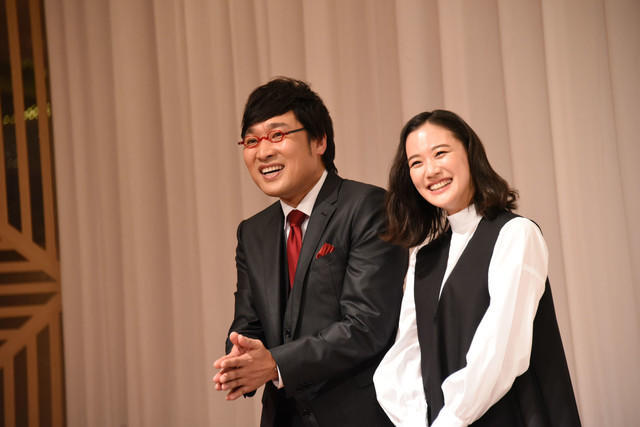 蒼井優,山裡亮太昨日召開結婚報告記者會,兩人是經朋友介紹認識