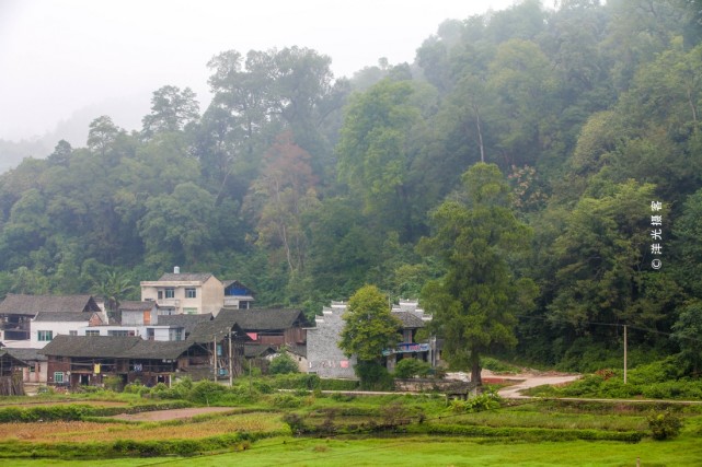 少寨位于黎平县高屯镇,距离县城大约24公里,少寨依山傍水,八舟河绕寨