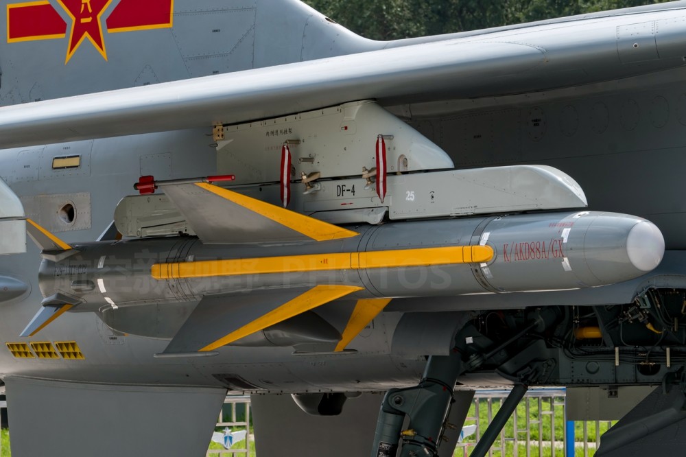 图片为歼轰-7a战机挂载的空地-88空对地导弹,这型导弹发展自鹰击系列