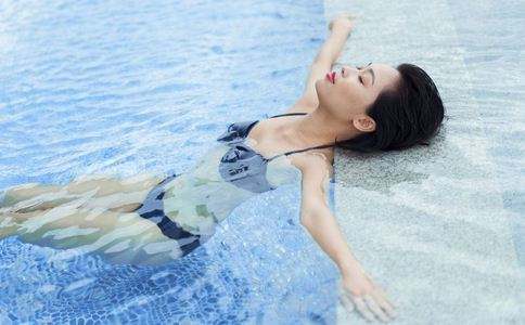 方法:以肚脐为中心,在腹部打一个问号,沿问号按摩,先右侧,后左侧,各