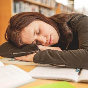 大学生几点睡算熬夜最好别超过这个点多数学生党做不到