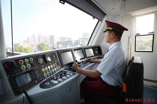 5年前他坐地铁去高考 今天他开地铁送考生
