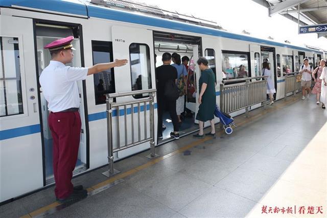 5年前他坐地铁去高考 今天他开地铁送考生