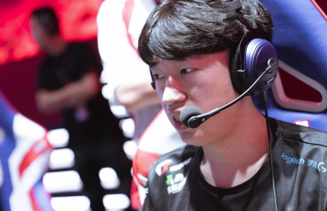 rng小虎回答为何要戴眼镜,卡萨一旁拆台:为了装!