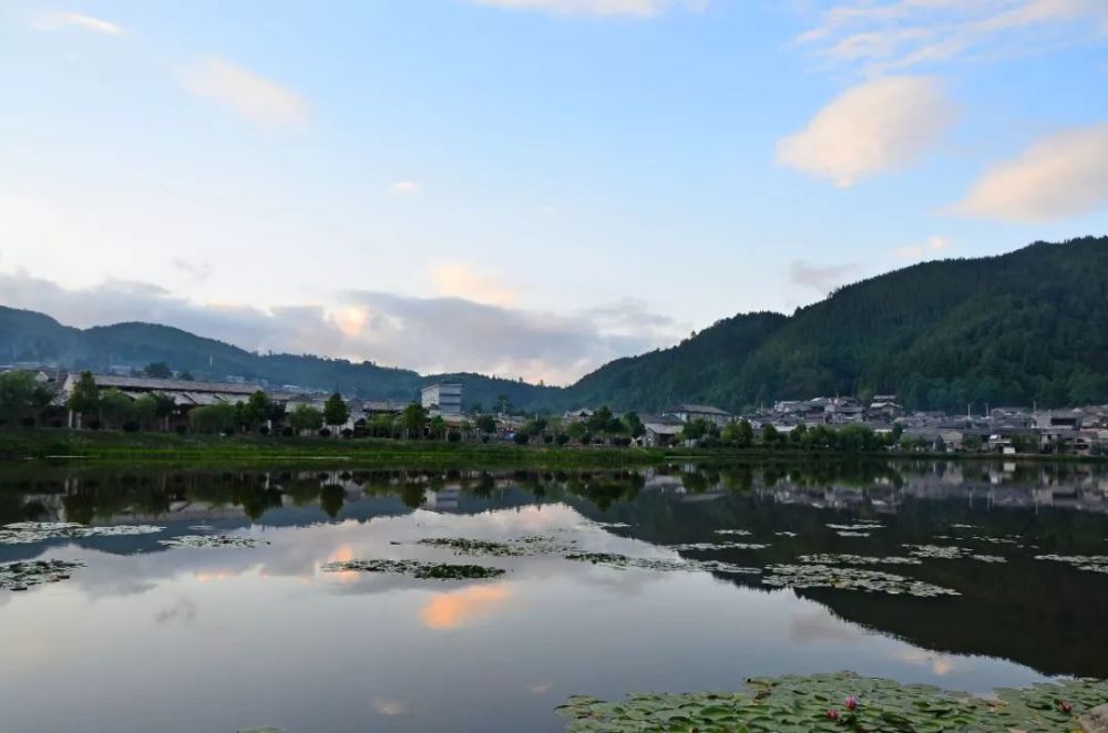 這裡四面環山綠樹環繞,海拔1800米,冬無嚴寒夏無酷暑,村民日出而作