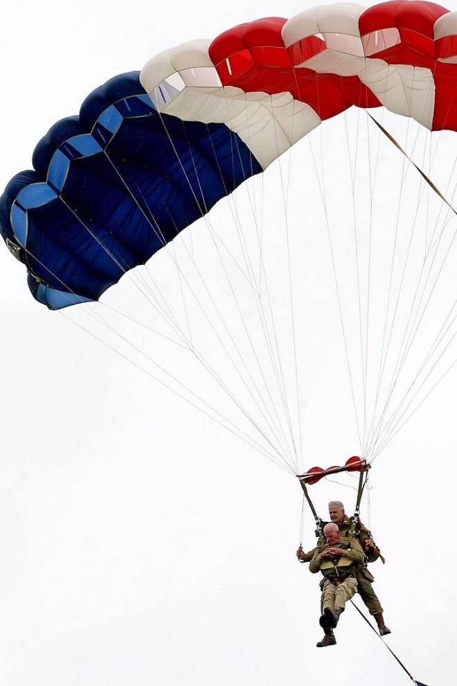 伞兵跳伞 纪念诺曼底登陆75周年