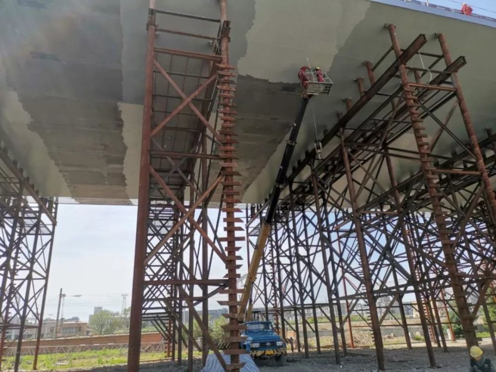 钢箱梁涂装一角,现已全部完成