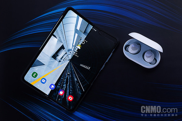 三星高管爆猛料 galaxy fold折叠屏手机最快下月上市