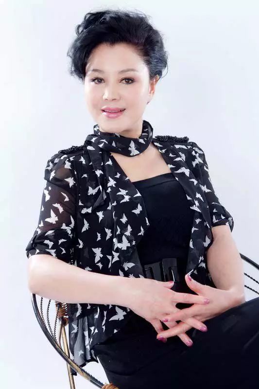 她被前夫家暴净身出户走投无路改做商人二婚却再遇渣男