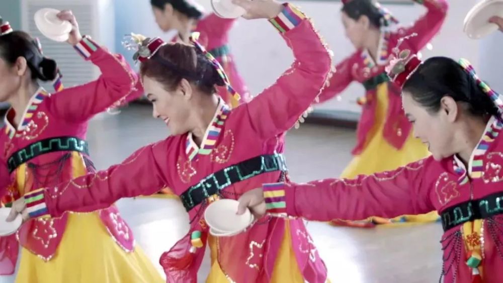 象帽舞象帽舞,碟子舞,长鼓舞等形式多样的舞蹈是朝鲜族民族文化的