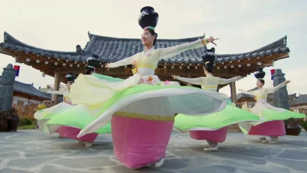 长鼓舞▲碟子舞▲象帽舞象帽舞,碟子舞,长鼓舞等形式多样的舞蹈是