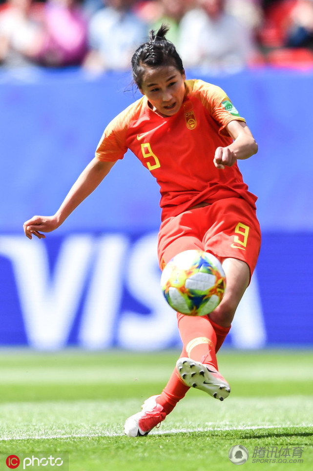 中国女足不敌德国 丢球后众将低头沮丧